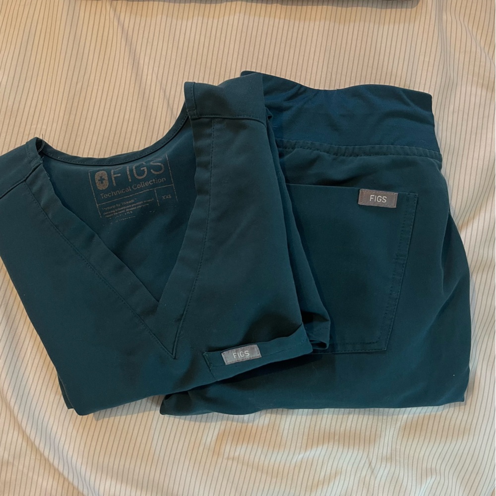 Figs scrub set in Caribbean blue